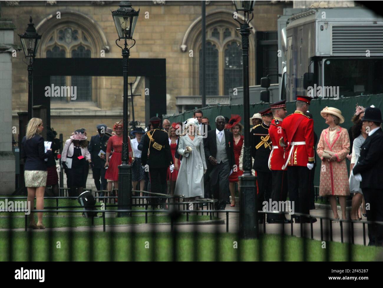 29 April 2011. Westminster Abbey, London, England. Royal wedding day. Celebrities and VIP guests line up outside Westminster Abbey where they are chec Stock Photo