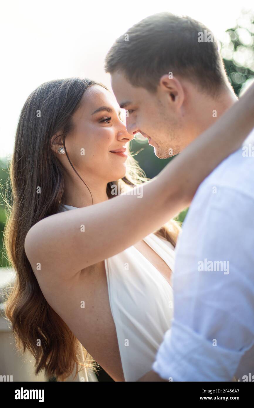 Couple kissing in park sunset hi-res stock photography and images - Alamy