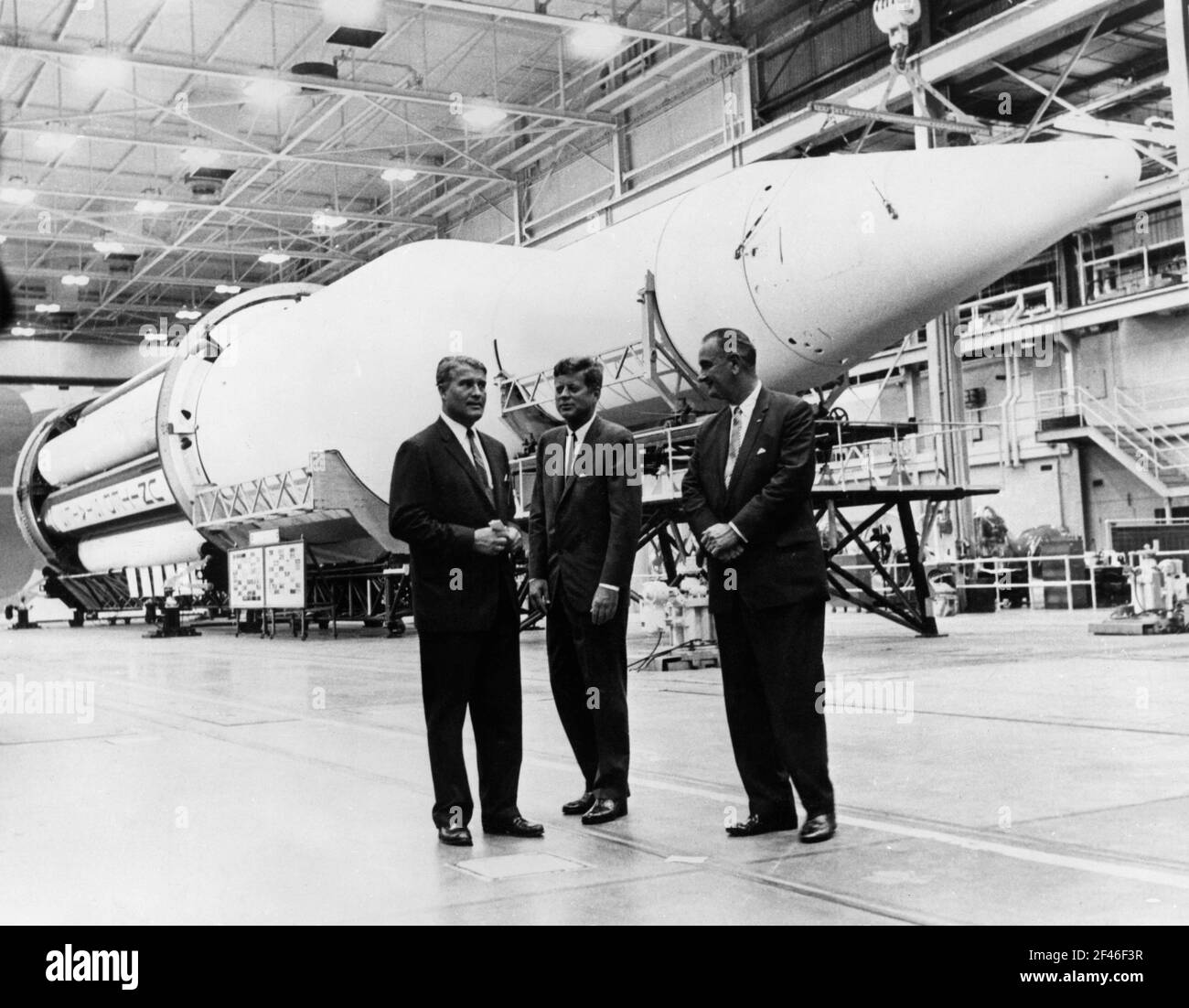 Wernher von Braun (1912-1977), ingeniero y mecánico aeroespacial estadounidense de origen alemán, junto al presidente John Fitzgerald Kennedy (1917-1963) y el vicepresidente Lyndon Baines Johnson (1908-1973) en las instalaciones de la NASA ante el cohete Saturno. Stock Photo