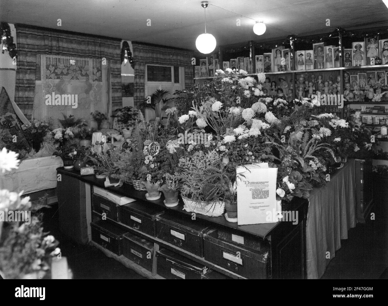 Shop with flowers and presents for the 50th anniversary of the company Grundig-Lichtenberger in Roßwein on Kirchstraße 8 Stock Photo