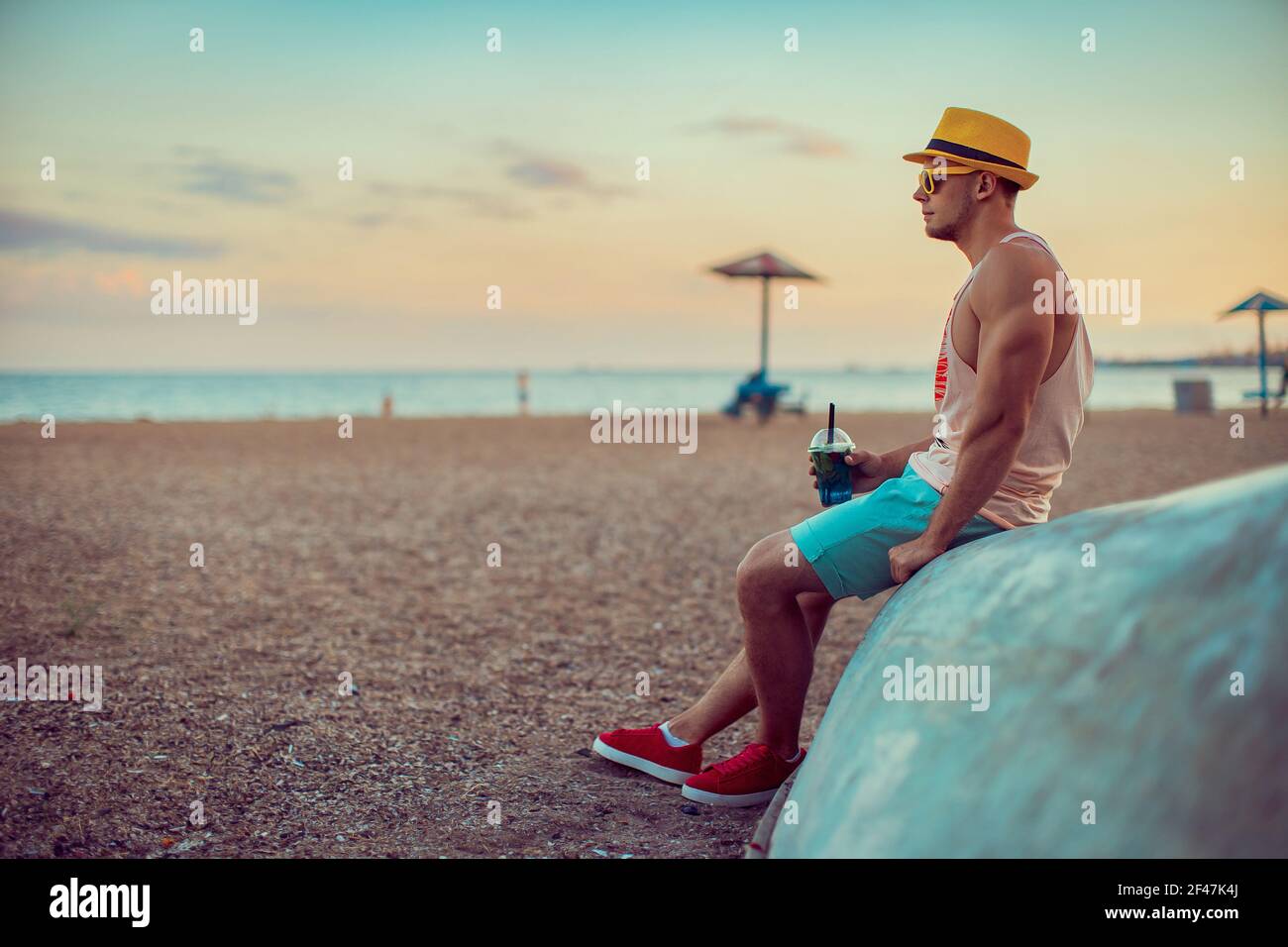 Man beach cocktail relax hi-res stock photography and images - Alamy