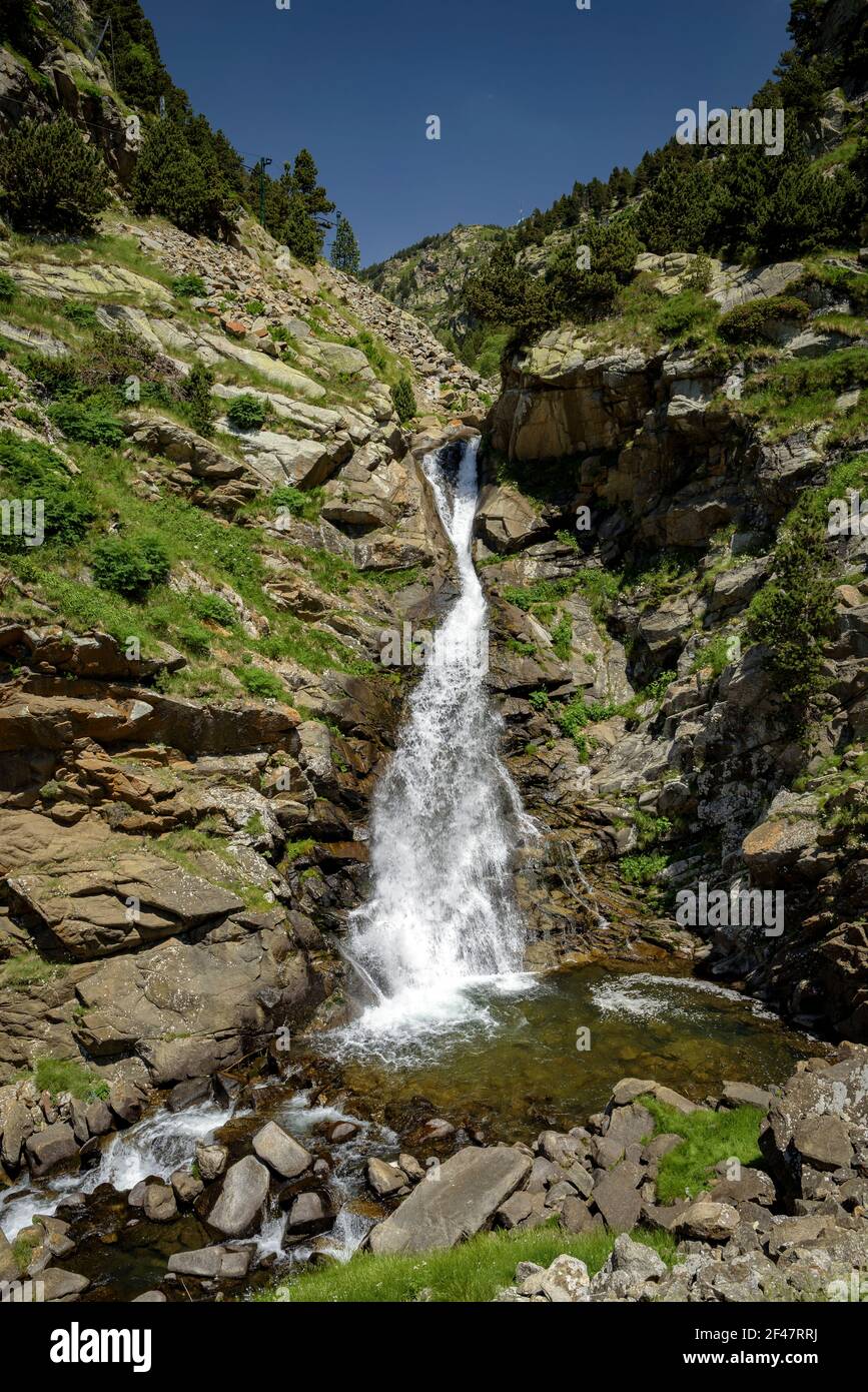 Horsetail waterfall on the Núria river in summer (Vall de Núria, Catalonia, Pyrenees, Spain) ESP: Cascada de la cola de caballo en el río de Núria Stock Photo