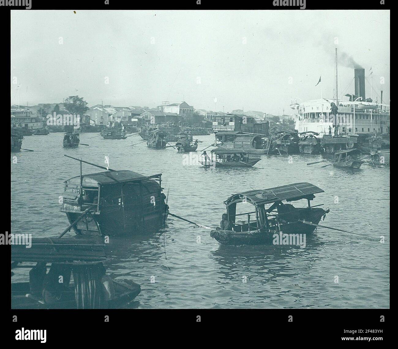 Sampan boats hi-res stock photography and images - Alamy