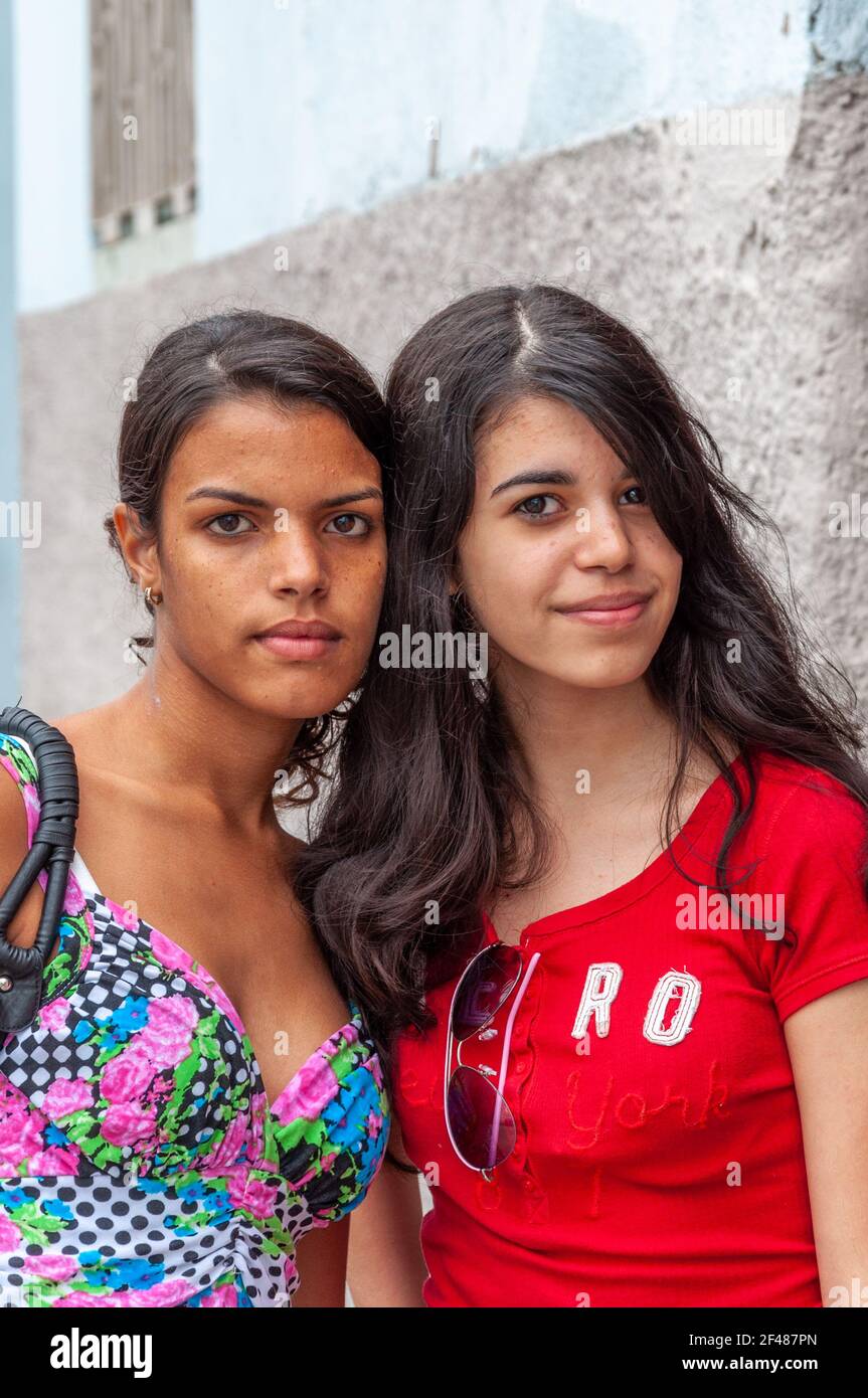 Santa clara cuba two girls hi-res stock photography and images - Alamy