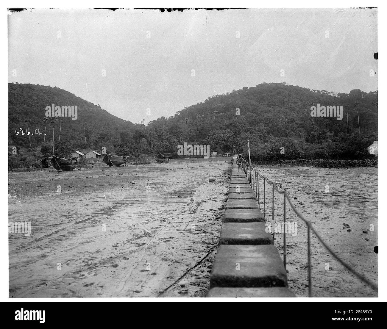 Bridge elephant Black and White Stock Photos & Images - Alamy