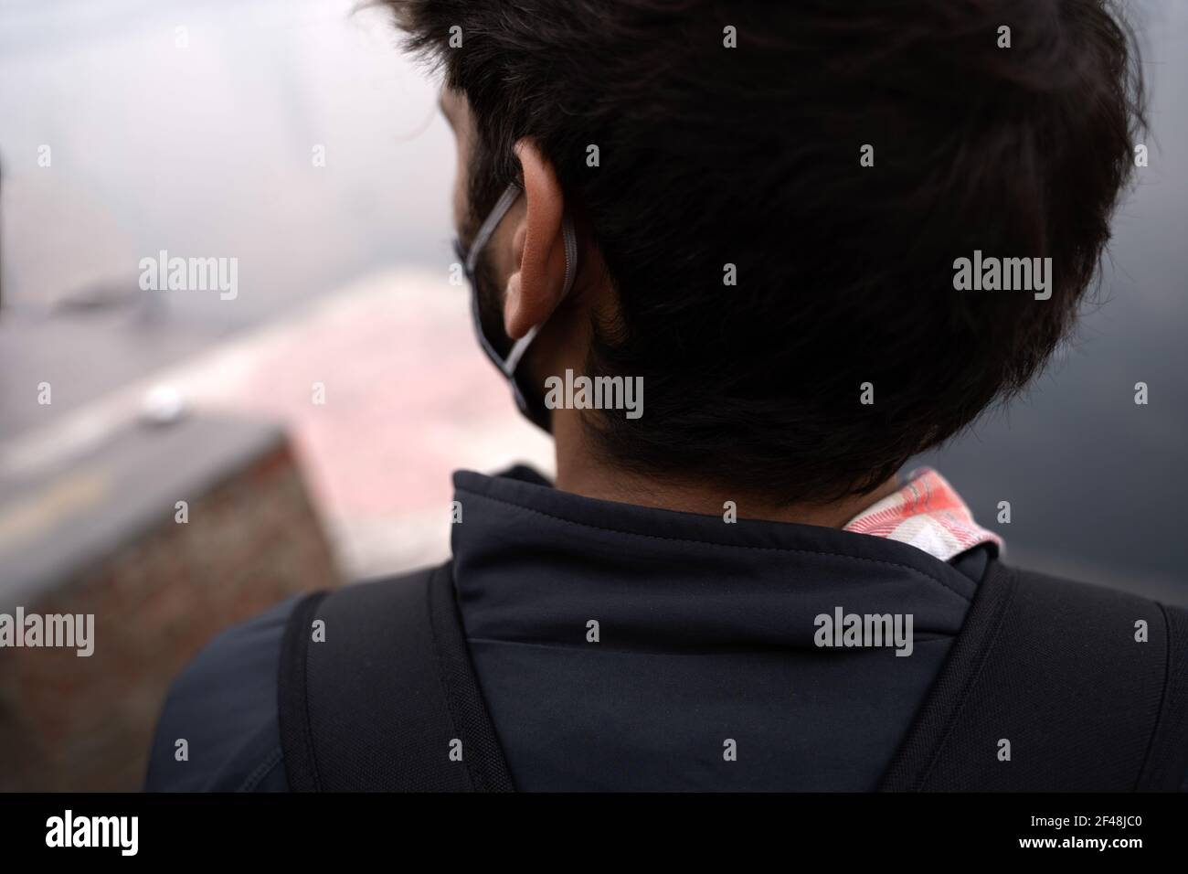 Man wearing dust mask hi-res stock photography and images - Alamy