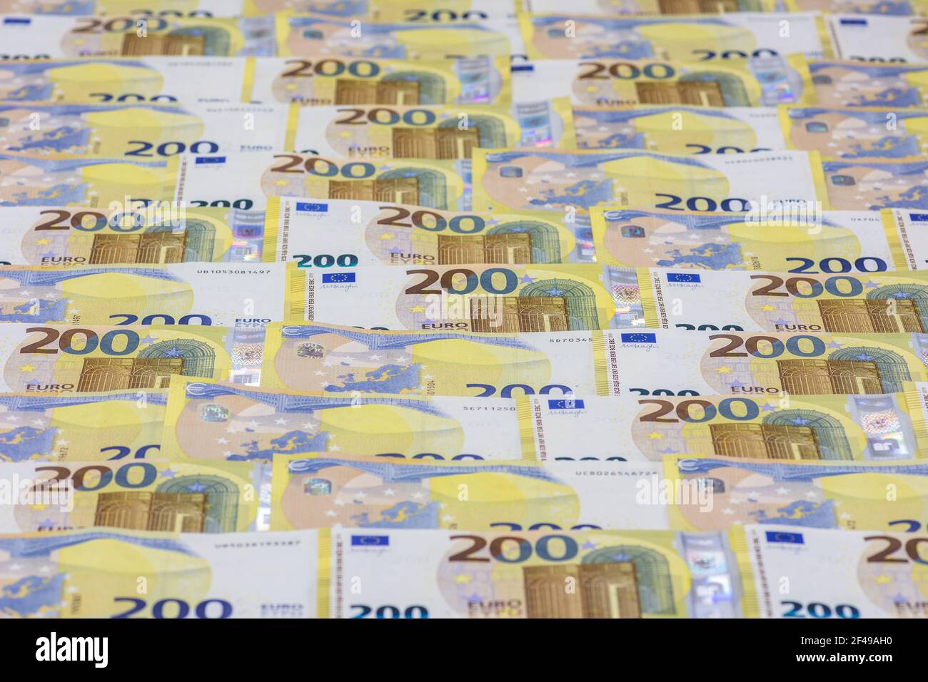 Neue Zweihunderteuroscheine liegend auf einer Tischplatte als HDR Aufnahme Fotografiert. Stock Photo