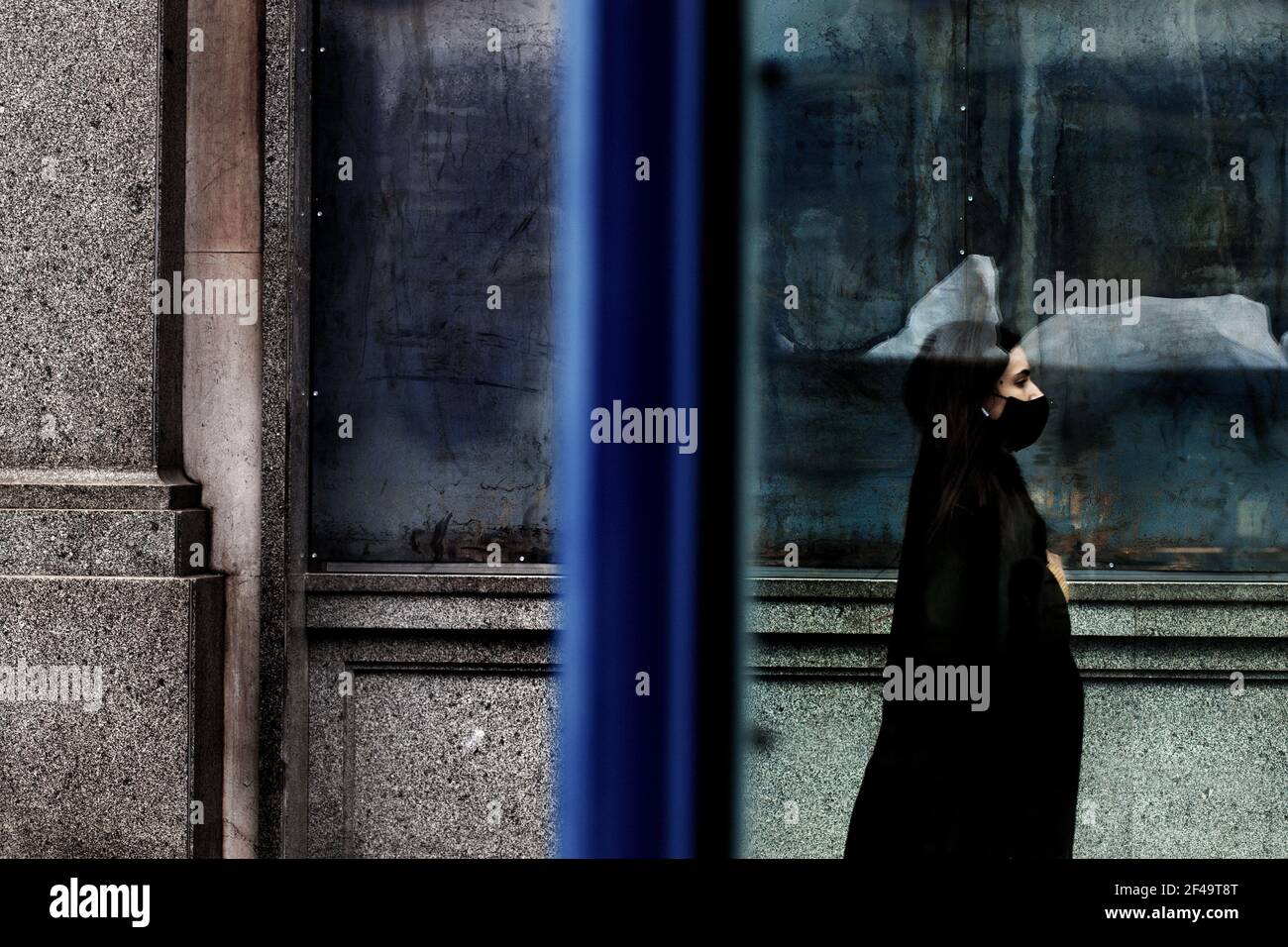 Wearing black face mask hi-res stock photography and images - Alamy