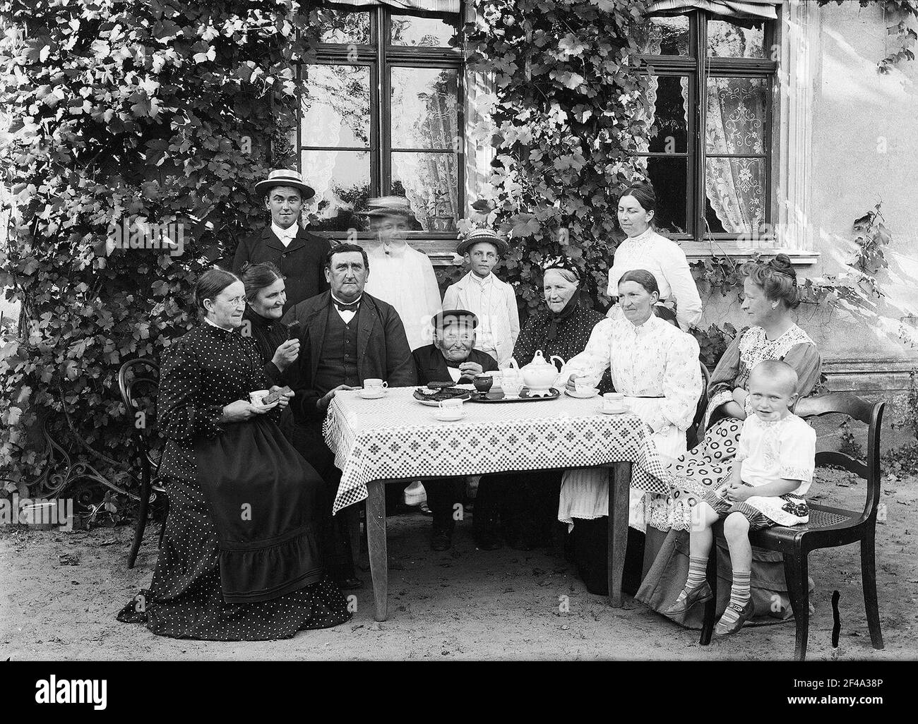 Stresow (today: Strzyżyno), family at the coffee board in front of the house Stock Photo
