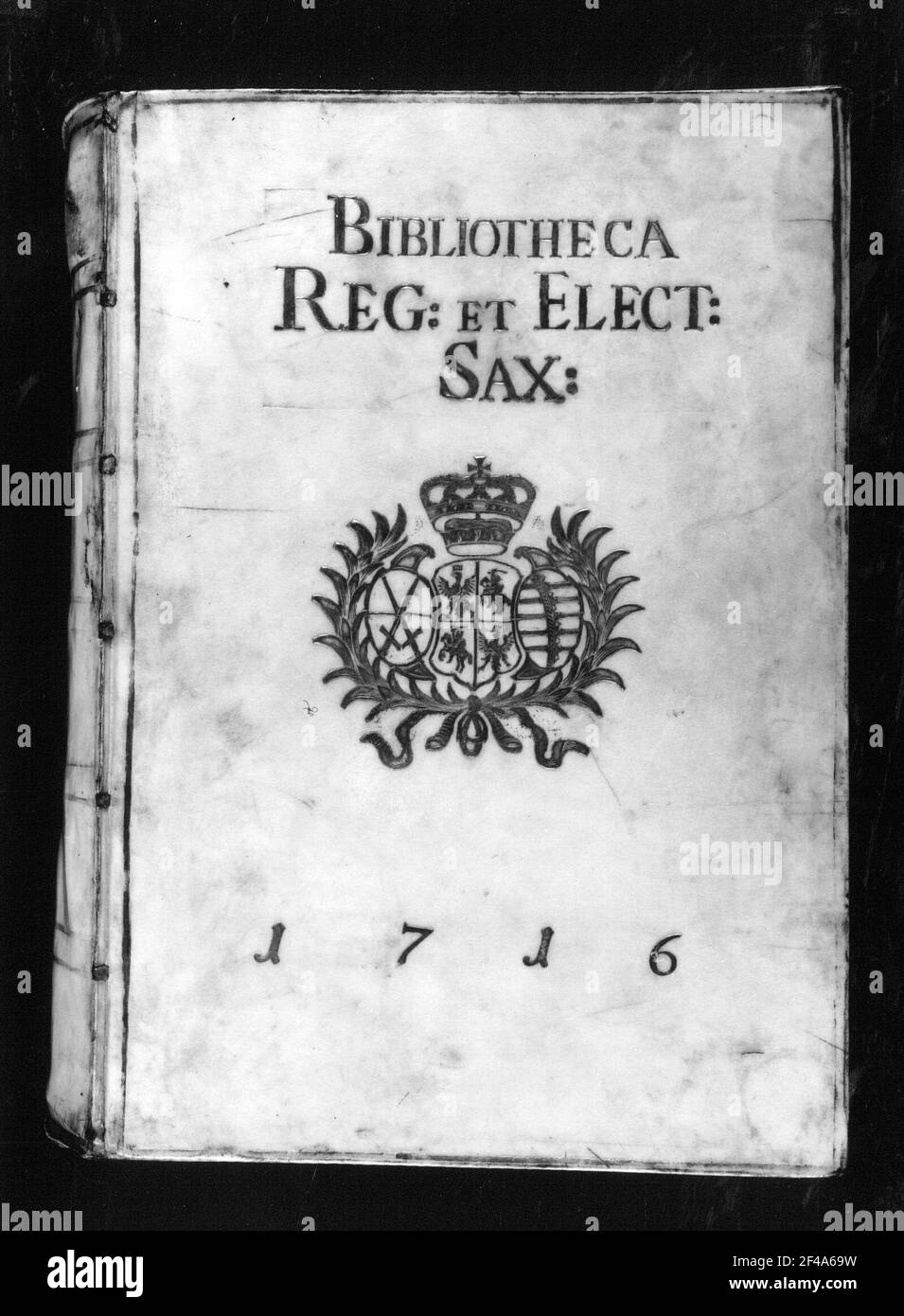 Cover with three-part Saxon-Polish coat of arms. Superexlibris from the library August II. Schweinspruck, embossed pressure, gold plated; 29 x 30 cm, 1716. Dresden: Slub Bibl. 166, front cover Stock Photo