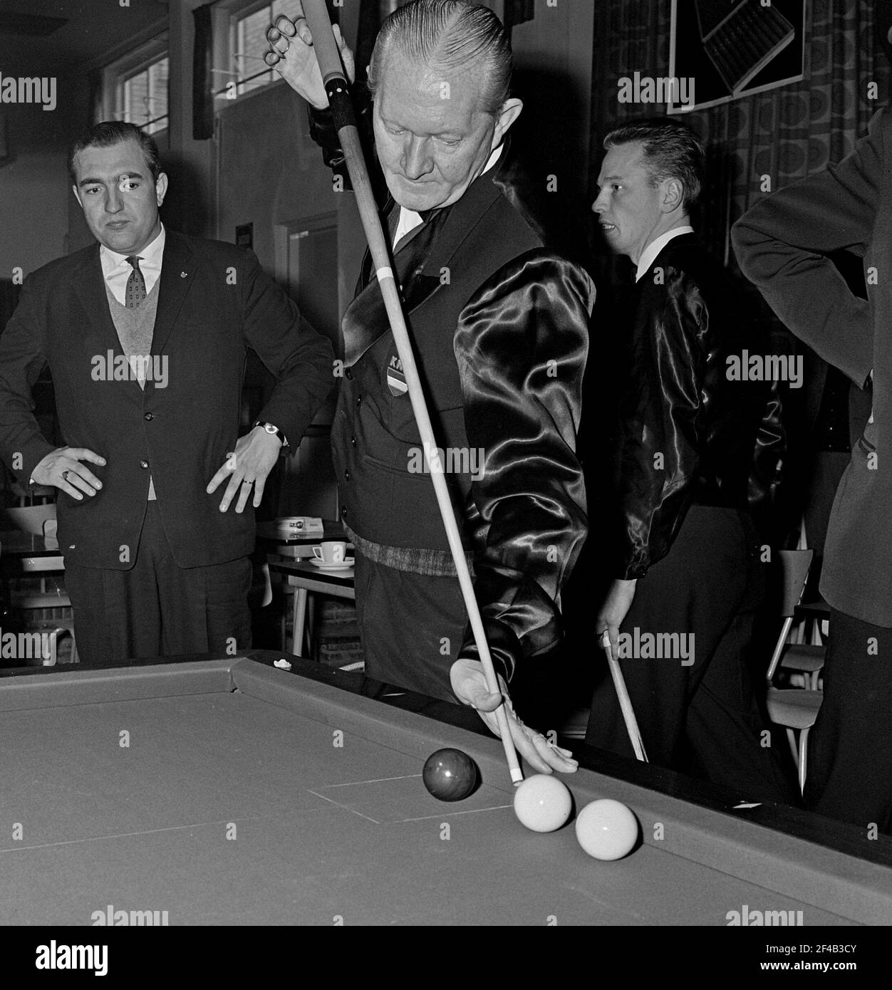 championship-billiards-in-eersel-712-piet-van-der-pol-date-december-12-1963-location-eersel-2F4B3CY.jpg