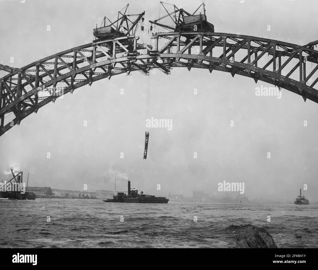 Workers completing Hell Gate Bridge, originally the New York Connecting Railroad Bridge, or the East River Arch Bridge ca. 1912-1916 Stock Photo