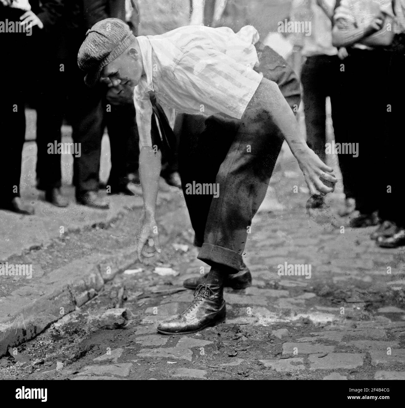 Bayonne oil workers striking, picking up stones to throw at guards ca. 1915-1916 Stock Photo