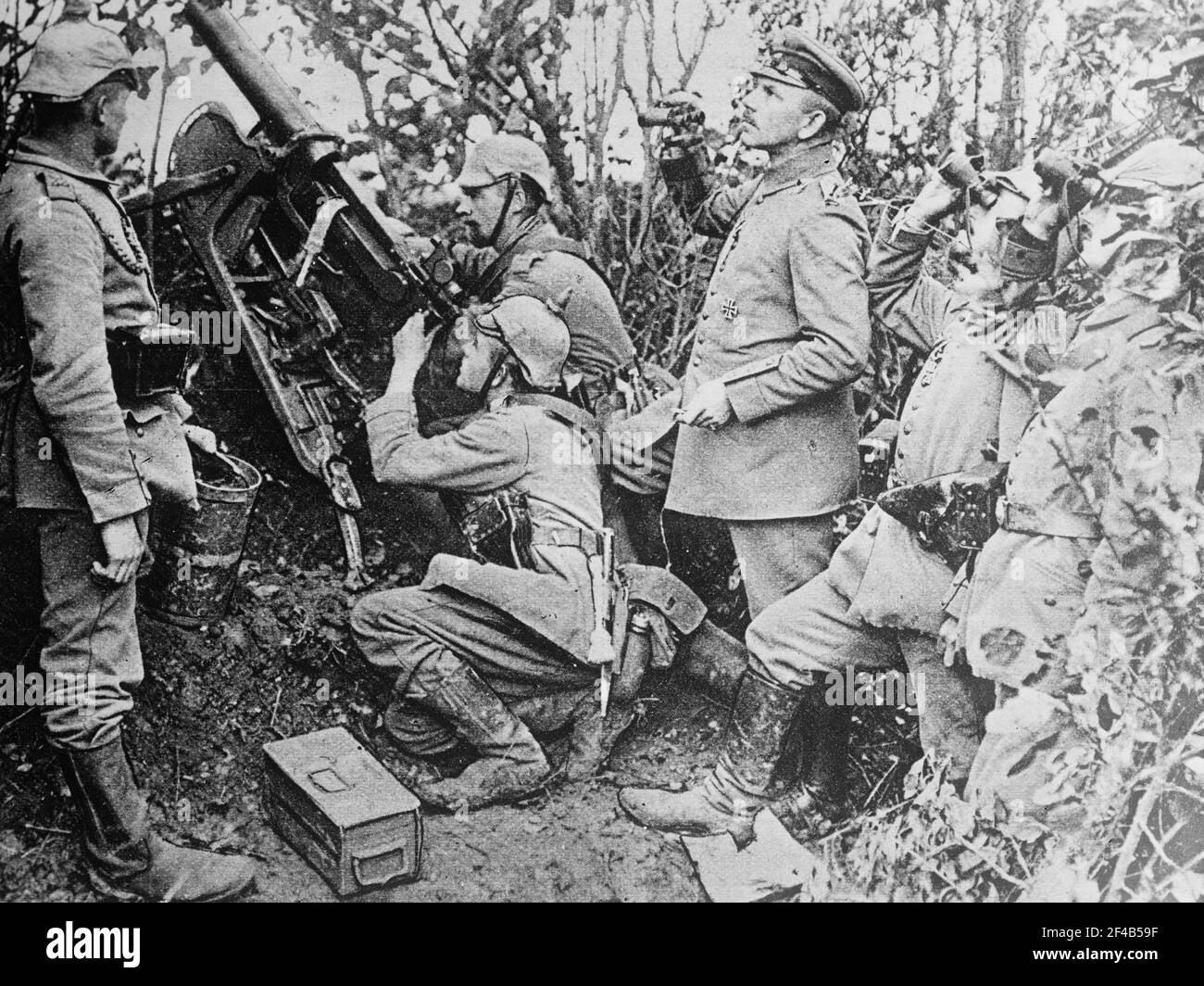 German soldiers with a anti-aircraft machine gun, looking for airplanes during World War I ca. 1914-1915 Stock Photo