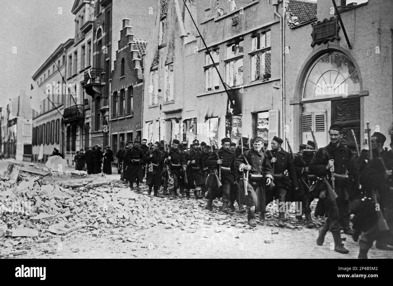 Belgian soldiers re-enter Termonde ca. 1914-1915 Stock Photo