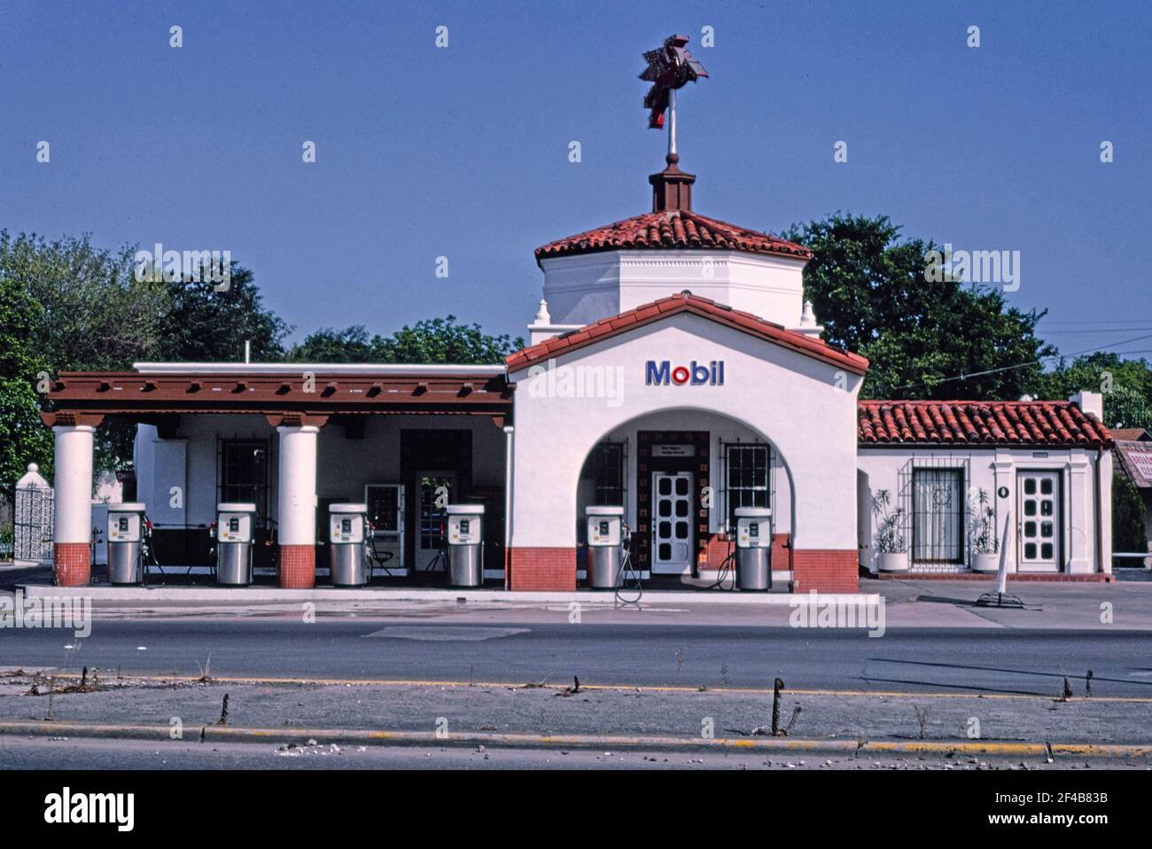 Ray Rogers Mobil gas station (1933) straighton view Broadway San