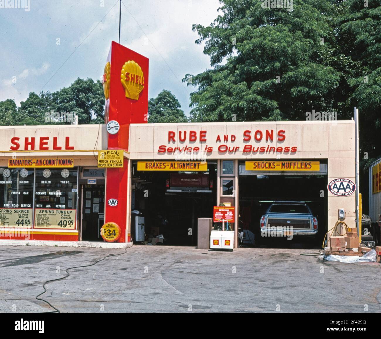 1970s shell gas station hires stock photography and images Alamy
