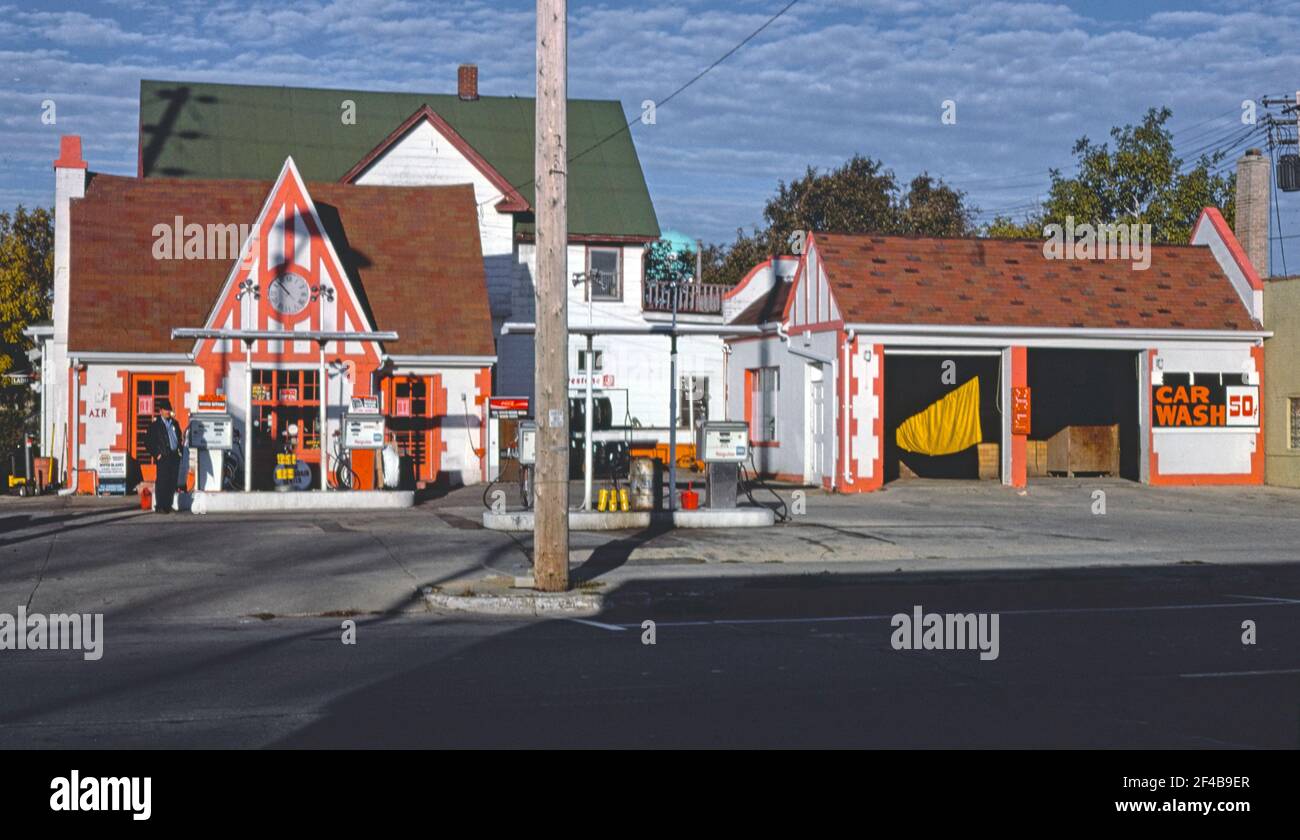 Mobil gas station hires stock photography and images Alamy