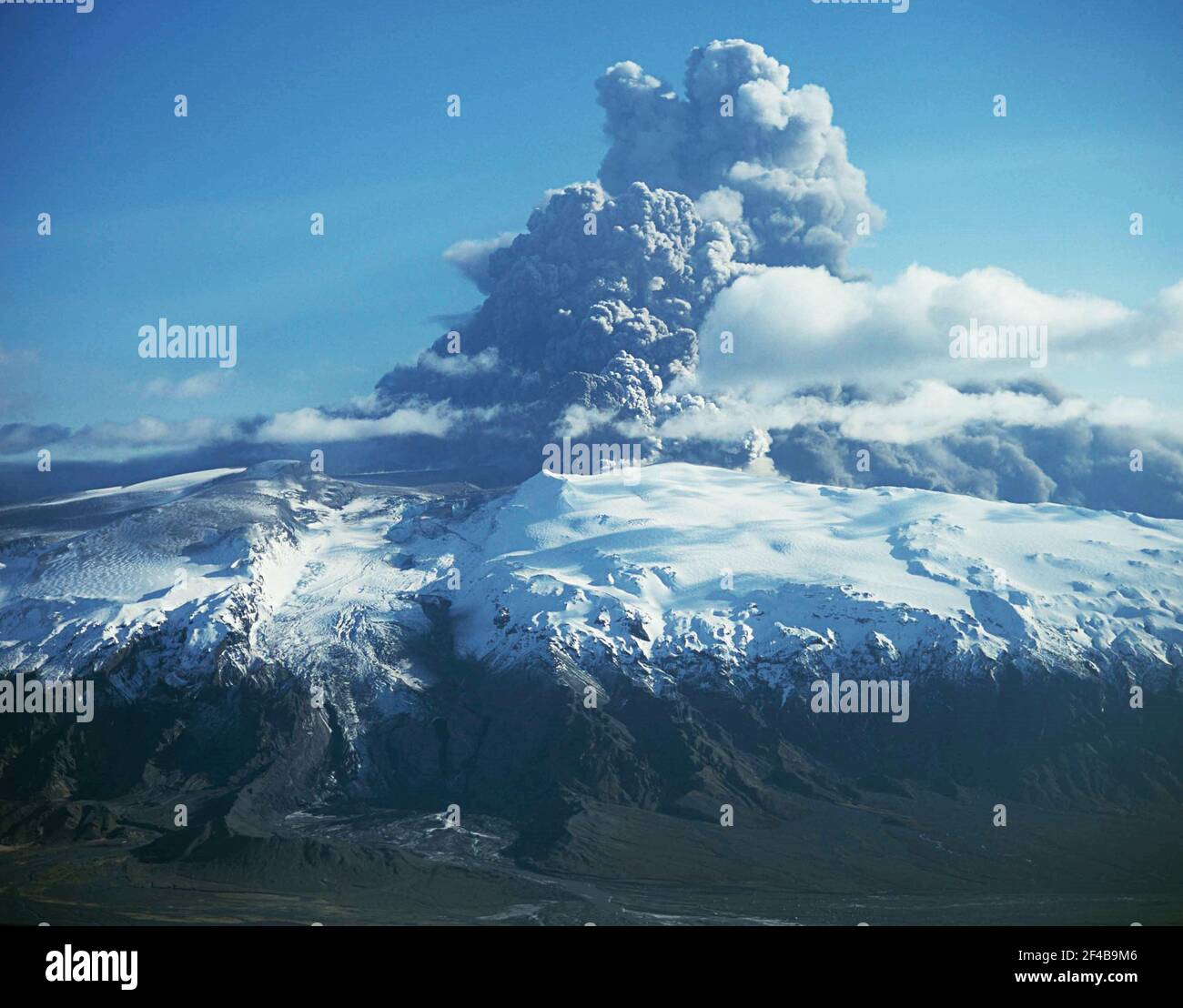 Photograph of the eruption from the summit of Eyjafjallajökull from the north looking to the south across the Gígjökull outlet glacier, its 'missing' proglacial (ice-margin) lake caused by the jökulhlaup that filled in the lake April 17, 2010 Stock Photo