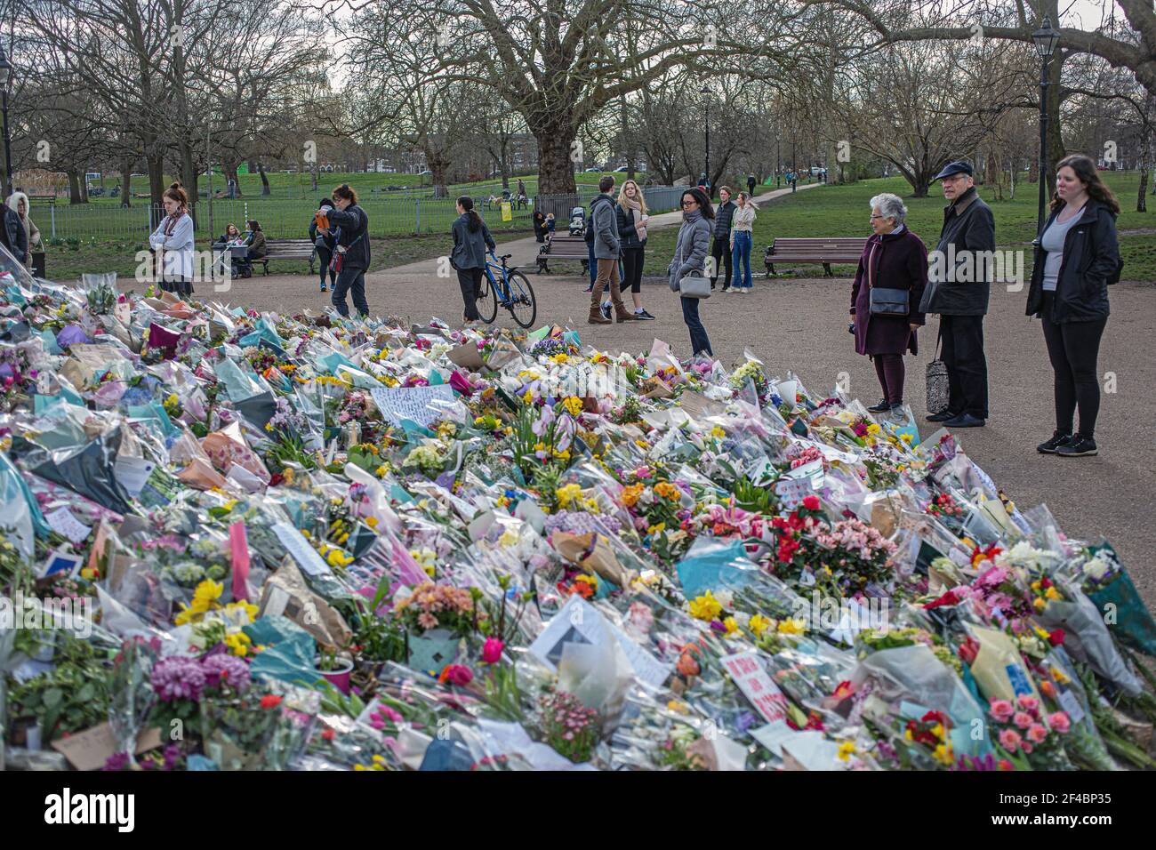 LONDON, ENGLAND - MARCH 19: Members of the public surround tributes for Sarah Everard at the bandstand on Clapham Common on March 19 2021 in London, U Stock Photo