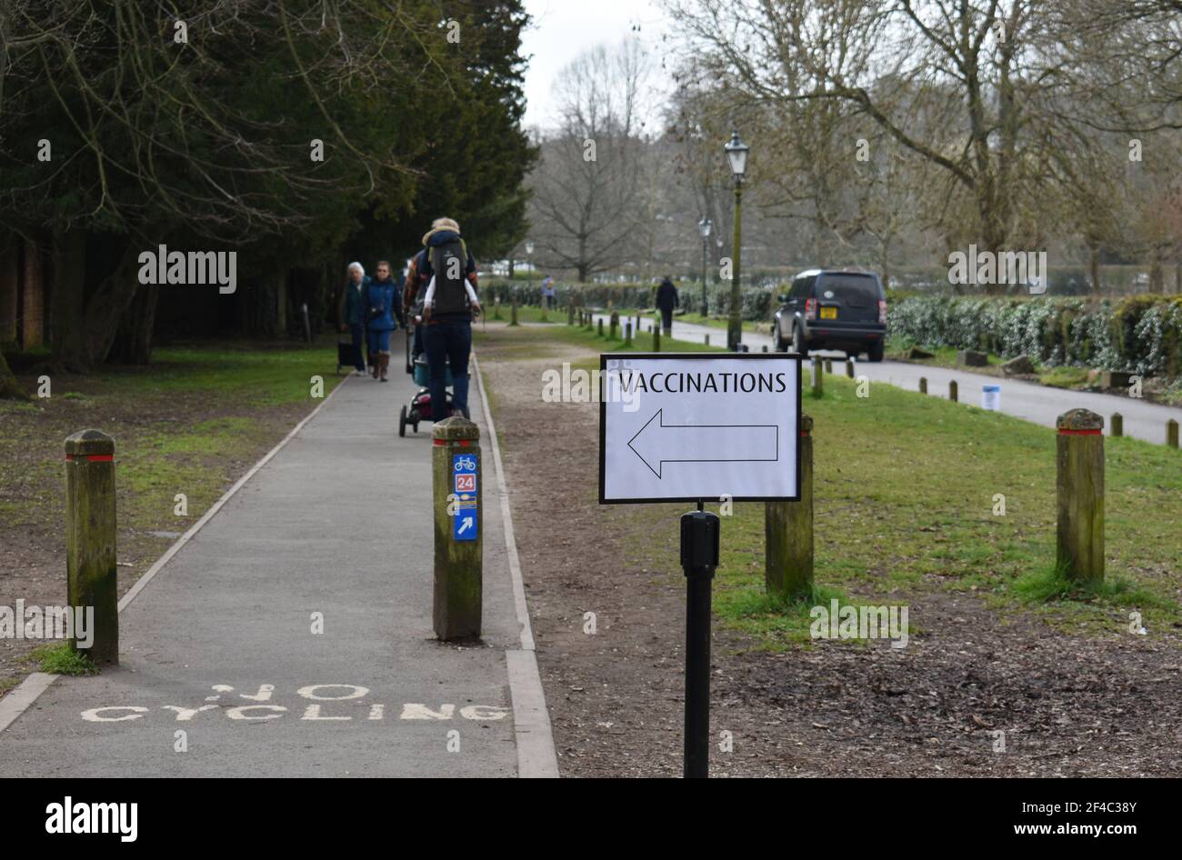A sign that reads ‘Vaccinations’ with an arrow directing people to a vaccination centre in the UK Stock Photo