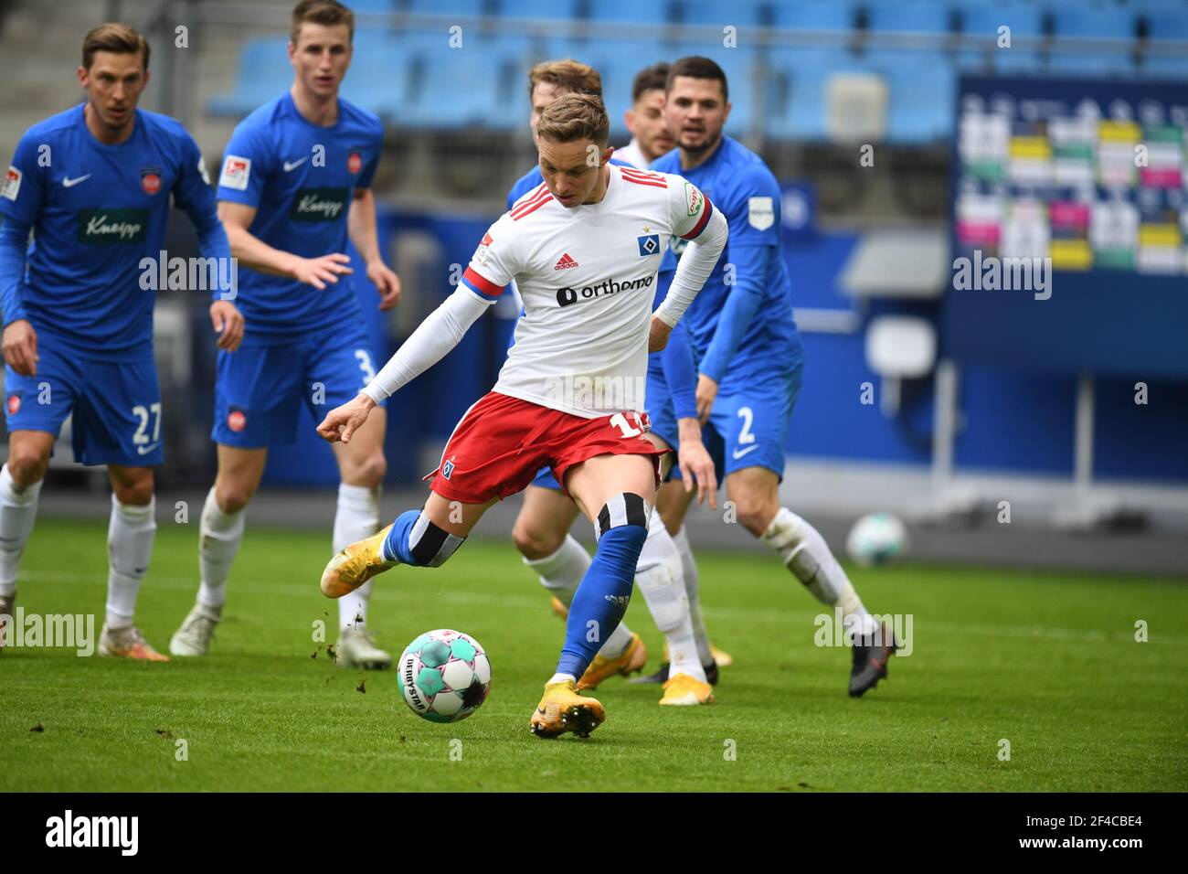 Hamburg, Germany. 20th Mar, 2021. Football: 2. Bundesliga, Matchday 26: Hamburger SV - 1. FC Heidenheim at Volksparkstadion. Hamburg's Sonny Kittel shoots the ball just wide of the goal. Credit: Daniel Reinhardt/dpa - IMPORTANT NOTE: In accordance with the regulations of the DFL Deutsche Fußball Liga and/or the DFB Deutscher Fußball-Bund, it is prohibited to use or have used photographs taken in the stadium and/or of the match in the form of sequence pictures and/or video-like photo series./dpa/Alamy Live News Stock Photo