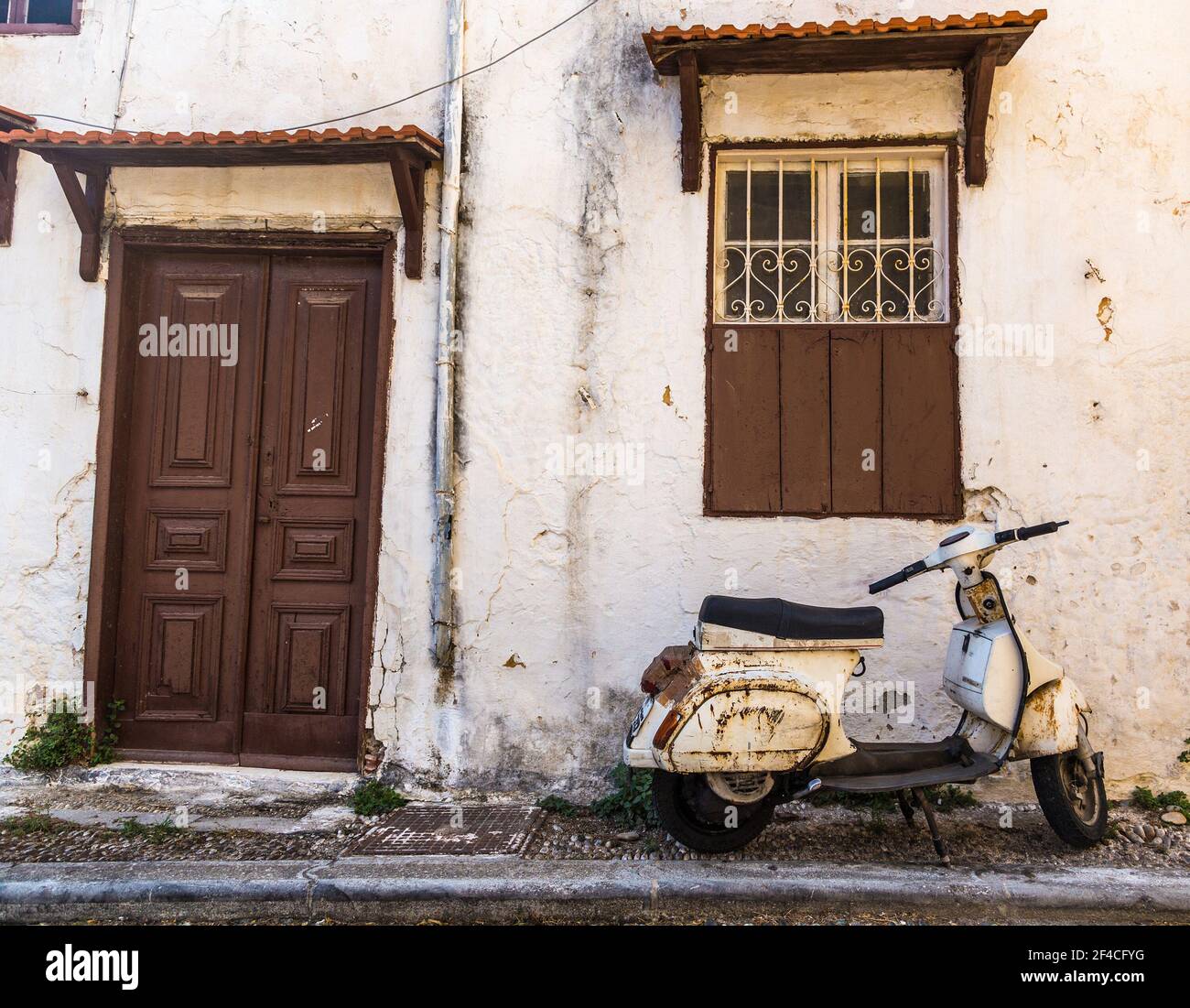 Old rusty vespa hi-res stock photography and images - Alamy