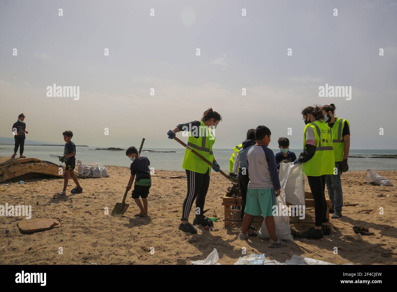 20 March 2021, Lebanon, Beirut: A group of volunteers clean the coast of San Simon at Ouzai area during a cleaning campaign after the leakage of an Israeli oil tanker last month. Photo: Marwan Naamani/dpa Stock Photo