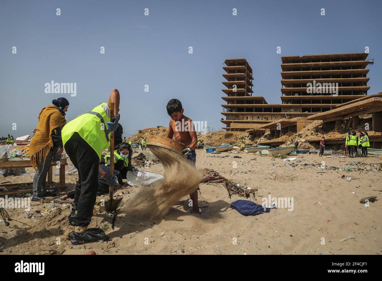 20 March 2021, Lebanon, Beirut: A group of volunteers clean the coast of San Simon at Ouzai area during a cleaning campaign after the leakage of an Israeli oil tanker last month. Photo: Marwan Naamani/dpa Stock Photo