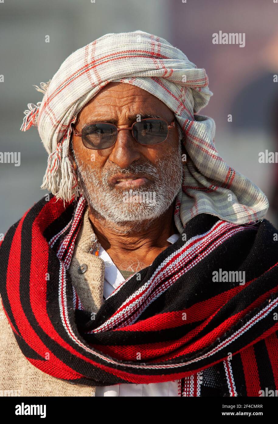 Man with headscarf hi res stock photography and images Alamy