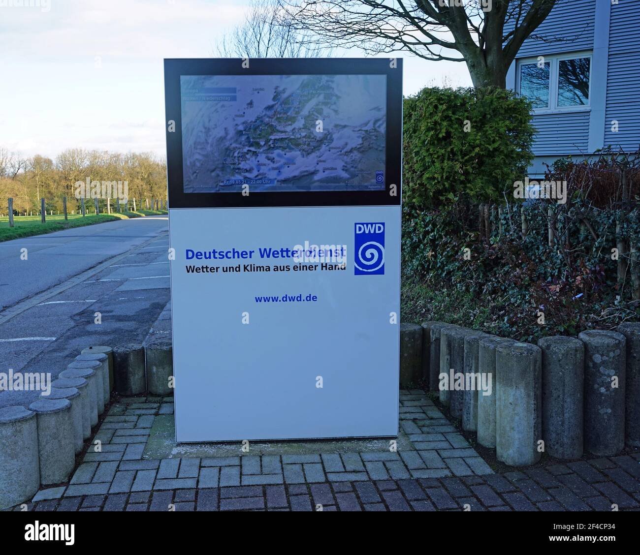 Deutscher Wetterdienst ( DWD), Schild am Eingang mit aktueller Wetterkarte, Essen Bredeney, NRW, Deutschland, Europa, Europe Stock Photo