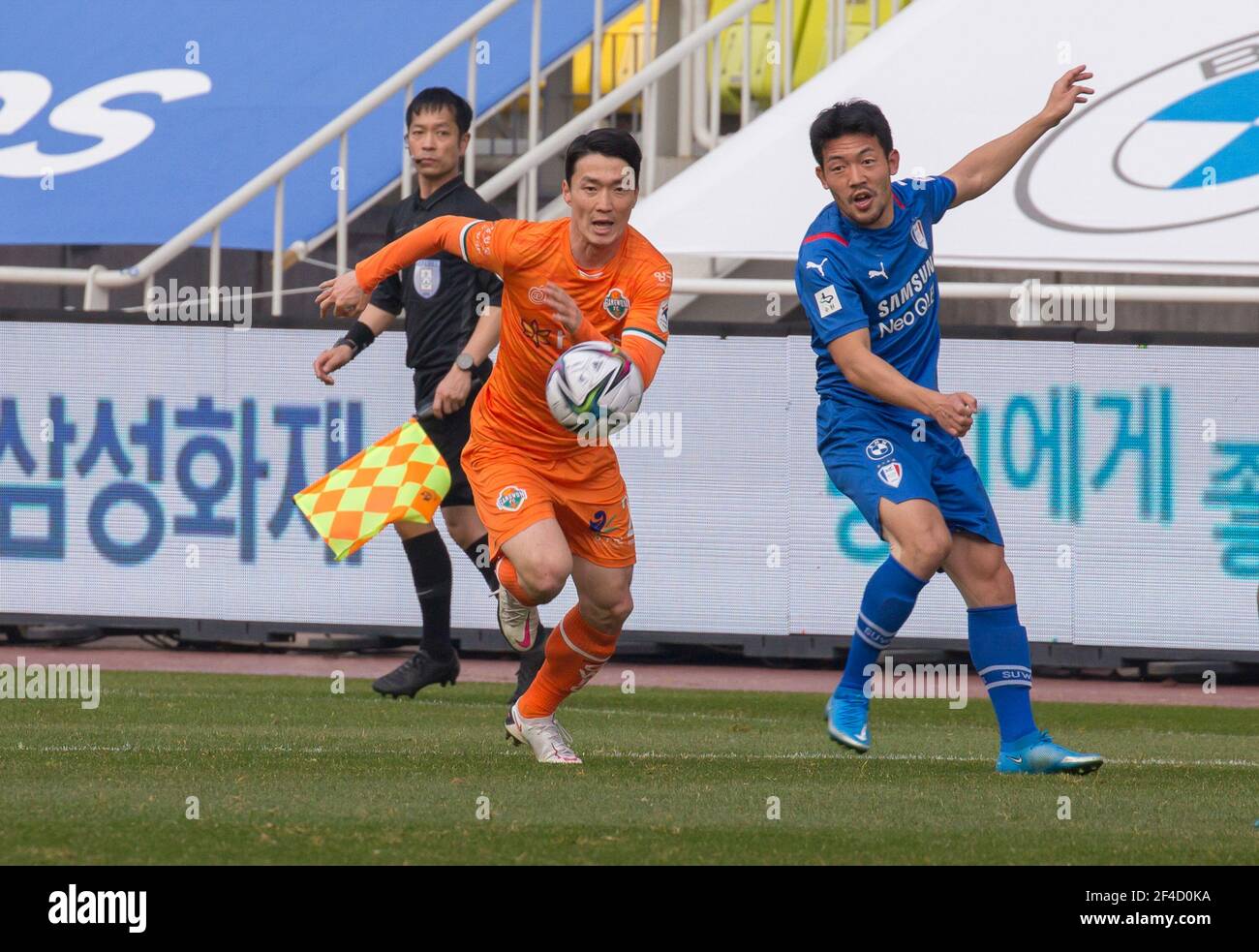 Suwon, South Korea. 14th Mar, 2021. Kim Soo-Beom of Gangwon FC and Lee Ki-Je of Suwon Samsung Bluewings in action during the 4th round of the 2021 K League 1 soccer match between Suwon Samsung Bluewings and Gangwon FC at the Suwon World Cup Stadium.Final score; Suwon Samsung Bluewings 1:1 Gangwon FC. (Photo by Jaewon Lee/SOPA Images/Sipa USA) Credit: Sipa USA/Alamy Live News Stock Photo