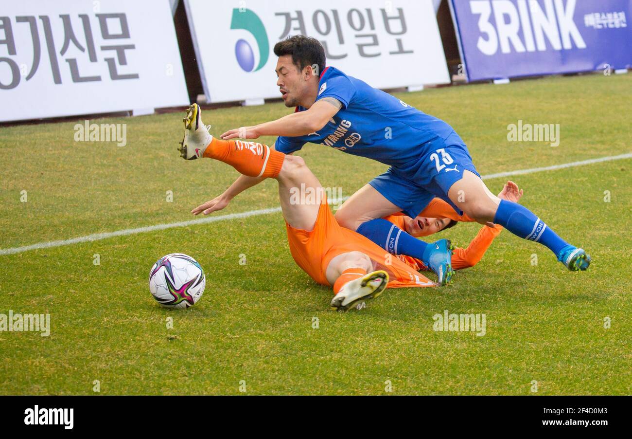 Suwon, South Korea. 14th Mar, 2021. Lee Ki-Je of Suwon Samsung Bluewings and Kim Soo-Beom of Gangwon FC in action during the 4th round of the 2021 K League 1 soccer match between Suwon Samsung Bluewings and Gangwon FC at the Suwon World Cup Stadium.Final score; Suwon Samsung Bluewings 1:1 Gangwon FC. (Photo by Jaewon Lee/SOPA Images/Sipa USA) Credit: Sipa USA/Alamy Live News Stock Photo
