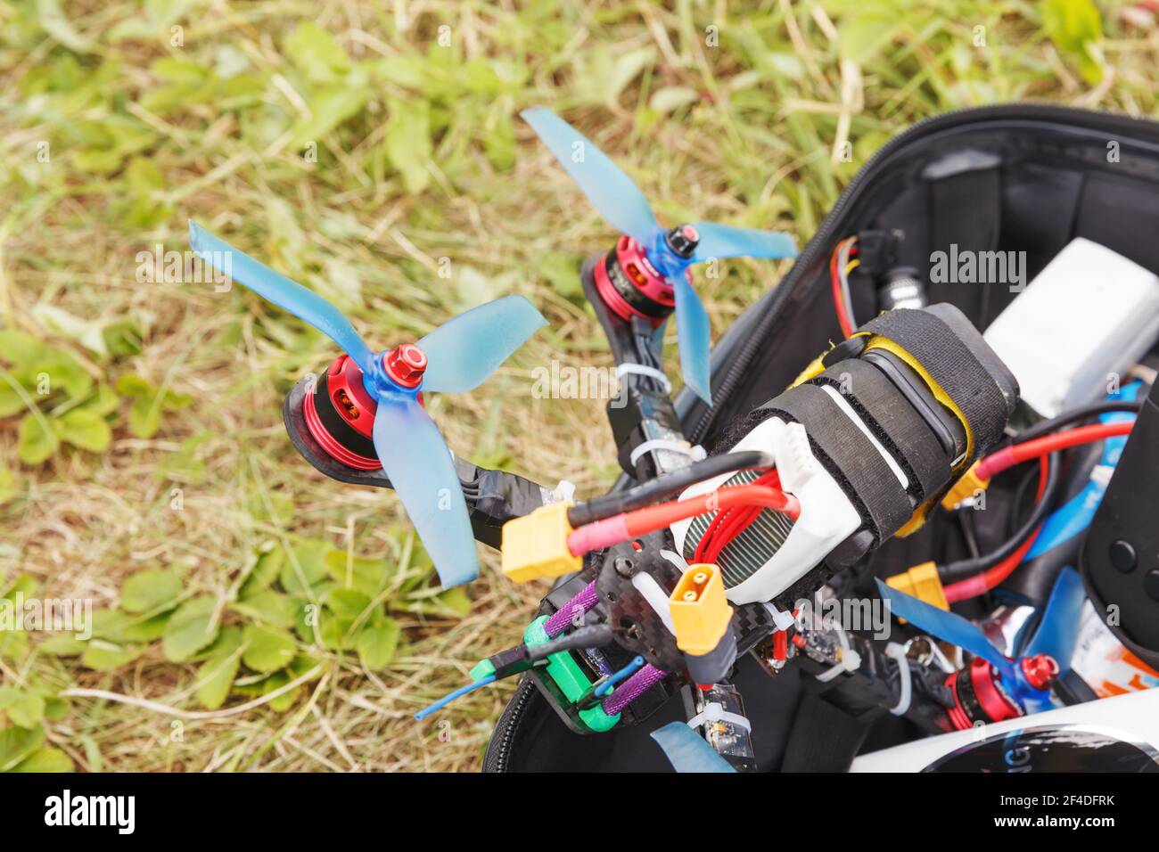 Pretentieloos Binnenshuis garen A fpv high-speed racing drone copter lying on the grass Stock Photo - Alamy