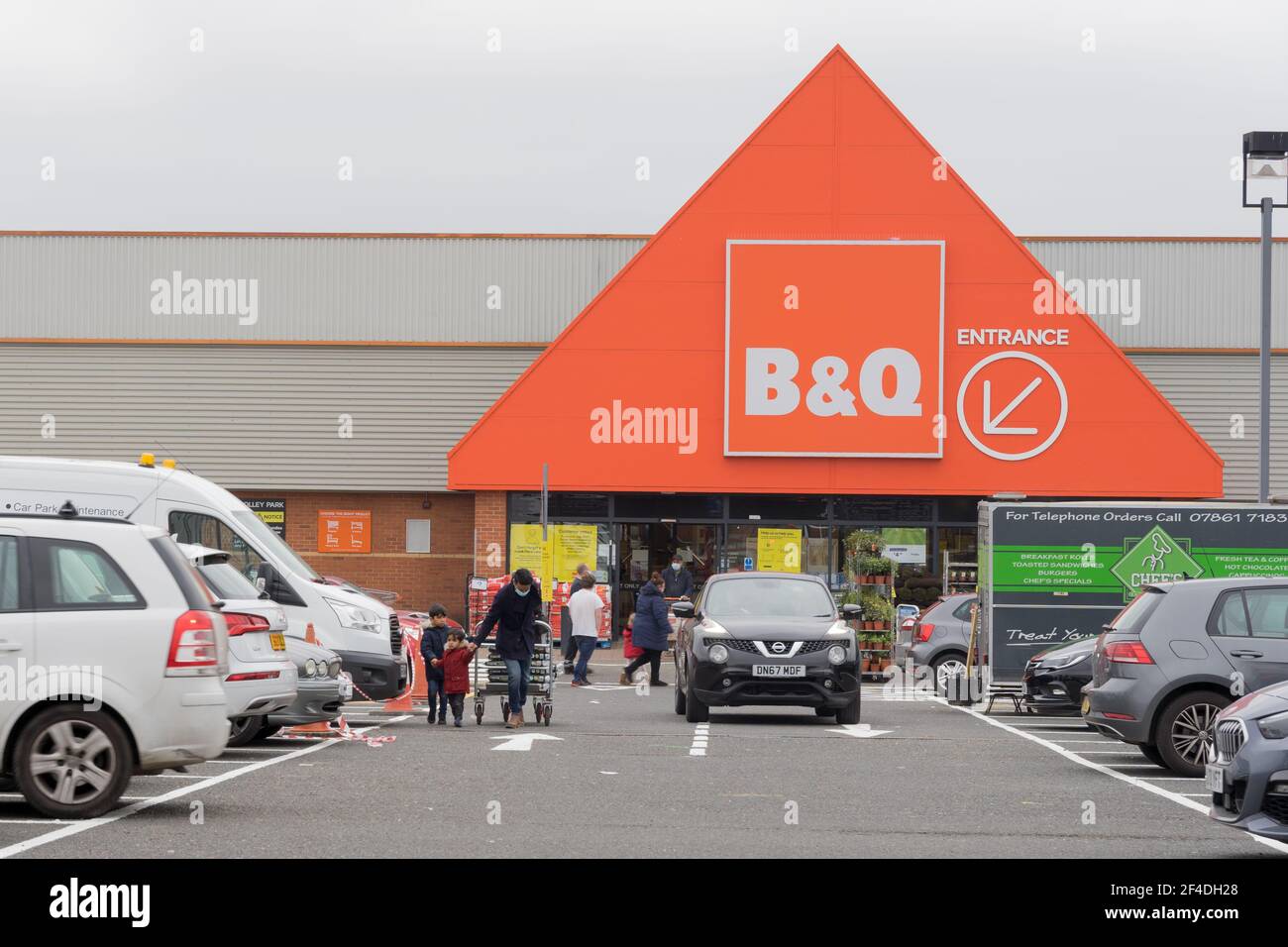 Shoppers loading their cars with shopping outside B&Q DIY store ...