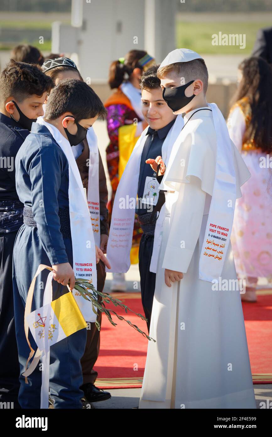 Erbil, Iraq. Children welcome Pope Francis at Erbil airport. Credit: MLBARIONA Stock Photo