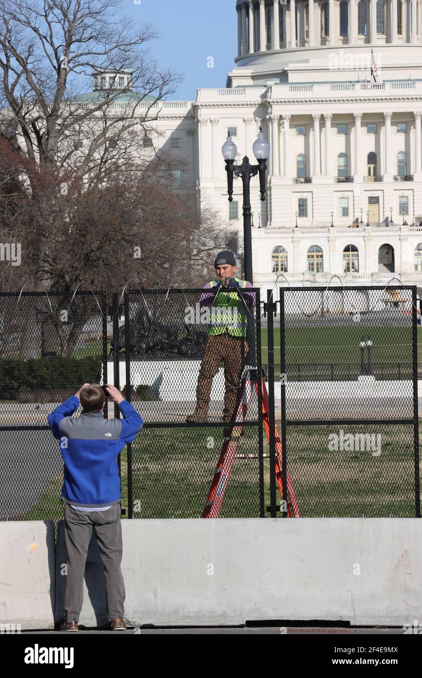 Capital Building Razor Wire Razor wire at us capitol hi-res stock photography and images - Alamy