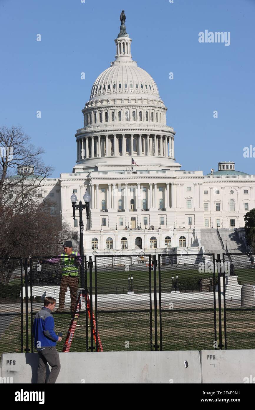 Capital Building Razor Wire Razor wire at us capitol hi-res stock photography and images - Alamy