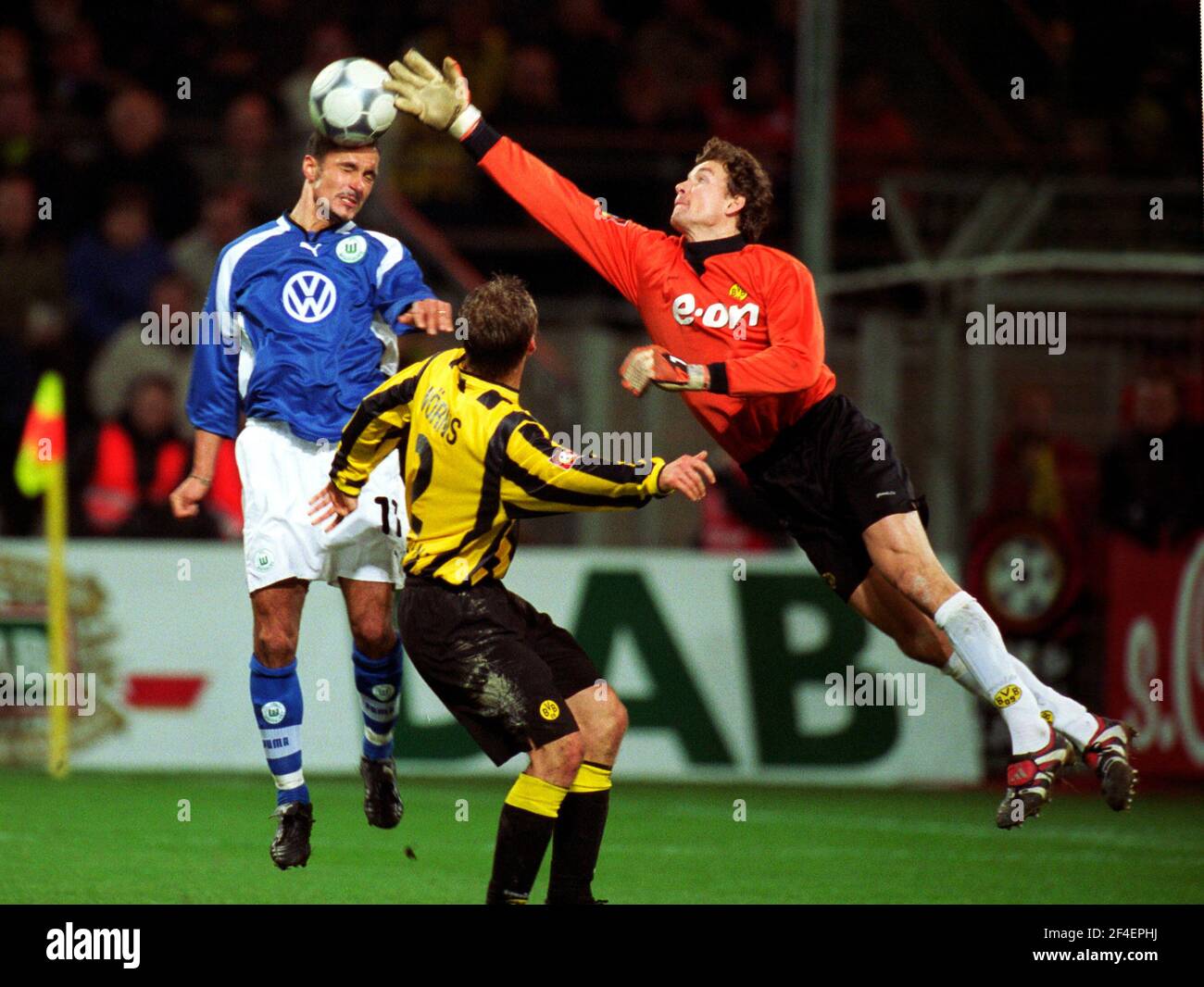 Dortmund, Germany 25.11.2000, Football:  Bundesliga season 2000/01, Borussia Dortmund (BVB, yellow) vs VfL Wolfsburg (VFL, blue) 2:1 (blue) 2:0 - from left: Tomislav MARIC (VFL), Christian WOERNS (BVB), Jens LEHMANN (BVB), Stock Photo