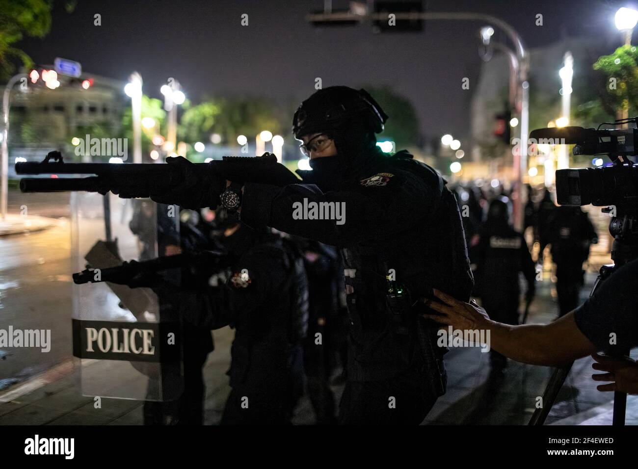 Rubber bullet guns hires stock photography and images Alamy