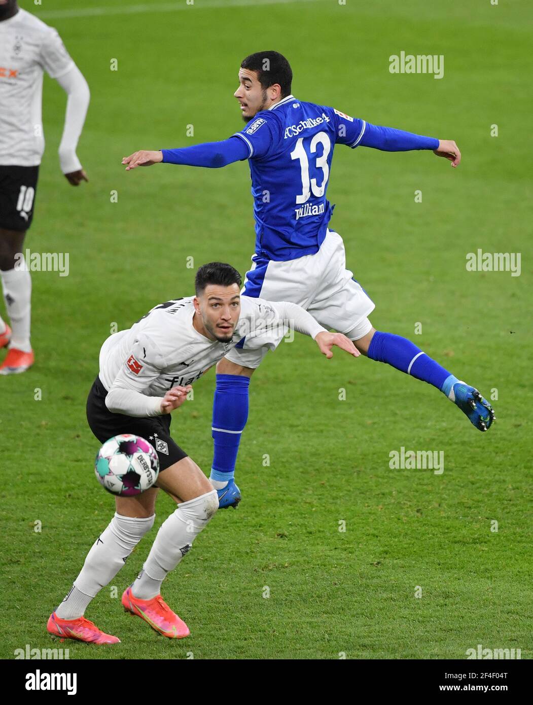 William (FC Schalke 04), re., gegen Ramy Bensebaini (Borussia Moenchengladbach)  20.02.2021, Fussball GER, Saison 2020 2021, 1. Bundesliga, 26. Spielt Stock Photo