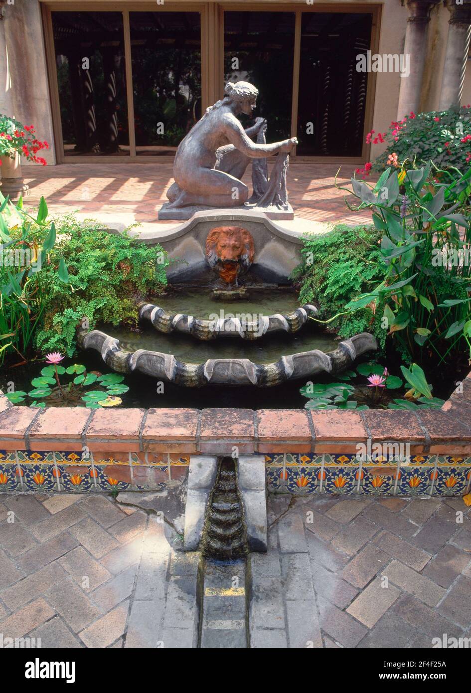 FUENTE EN EL PATIO-ANTIGUA MANSION DE ESTILO COLONIAL DE MARION KOOGLER ...