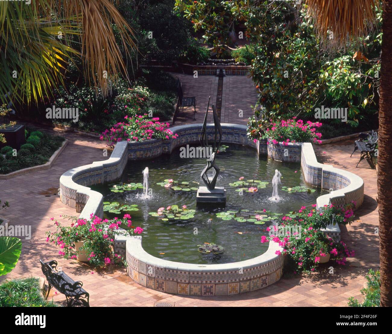 Fuente escultura de bronce hi-res stock photography and images - Alamy