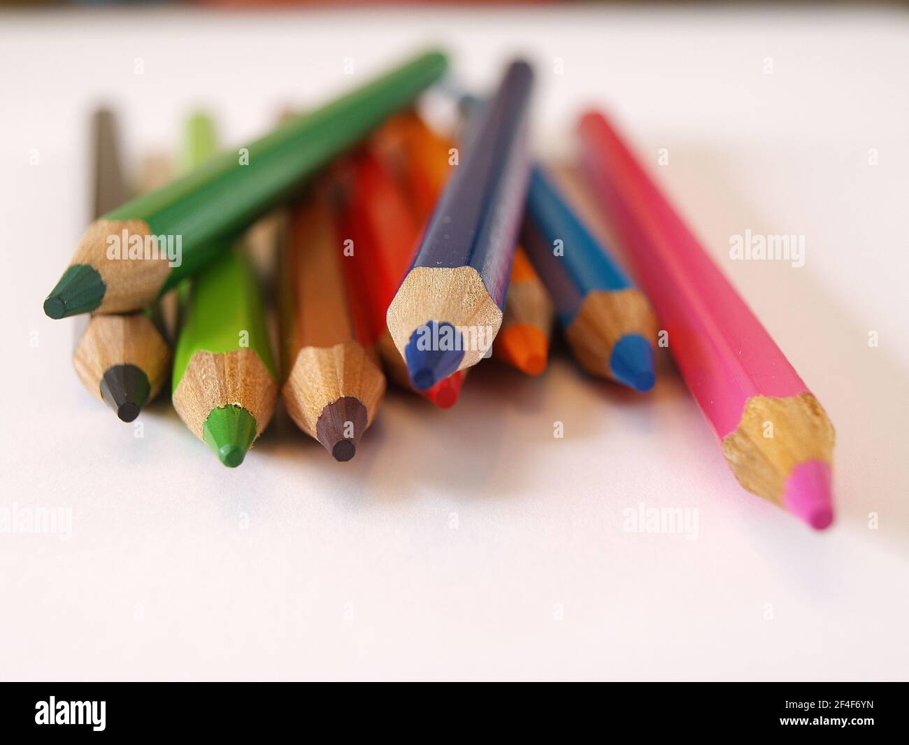 Mal so richtig kreativ sein und mit Buntstiften tolle Bilder malen. Be really creative and