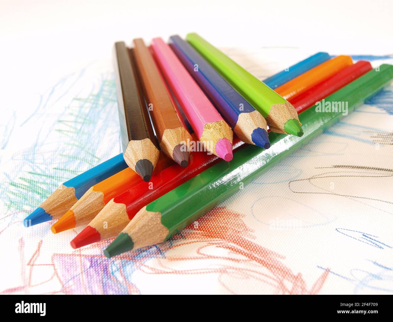 Mal so richtig kreativ sein und mit Buntstiften tolle Bilder malen. - Be really creative and draw great pictures with colored pencils. Stock Photo