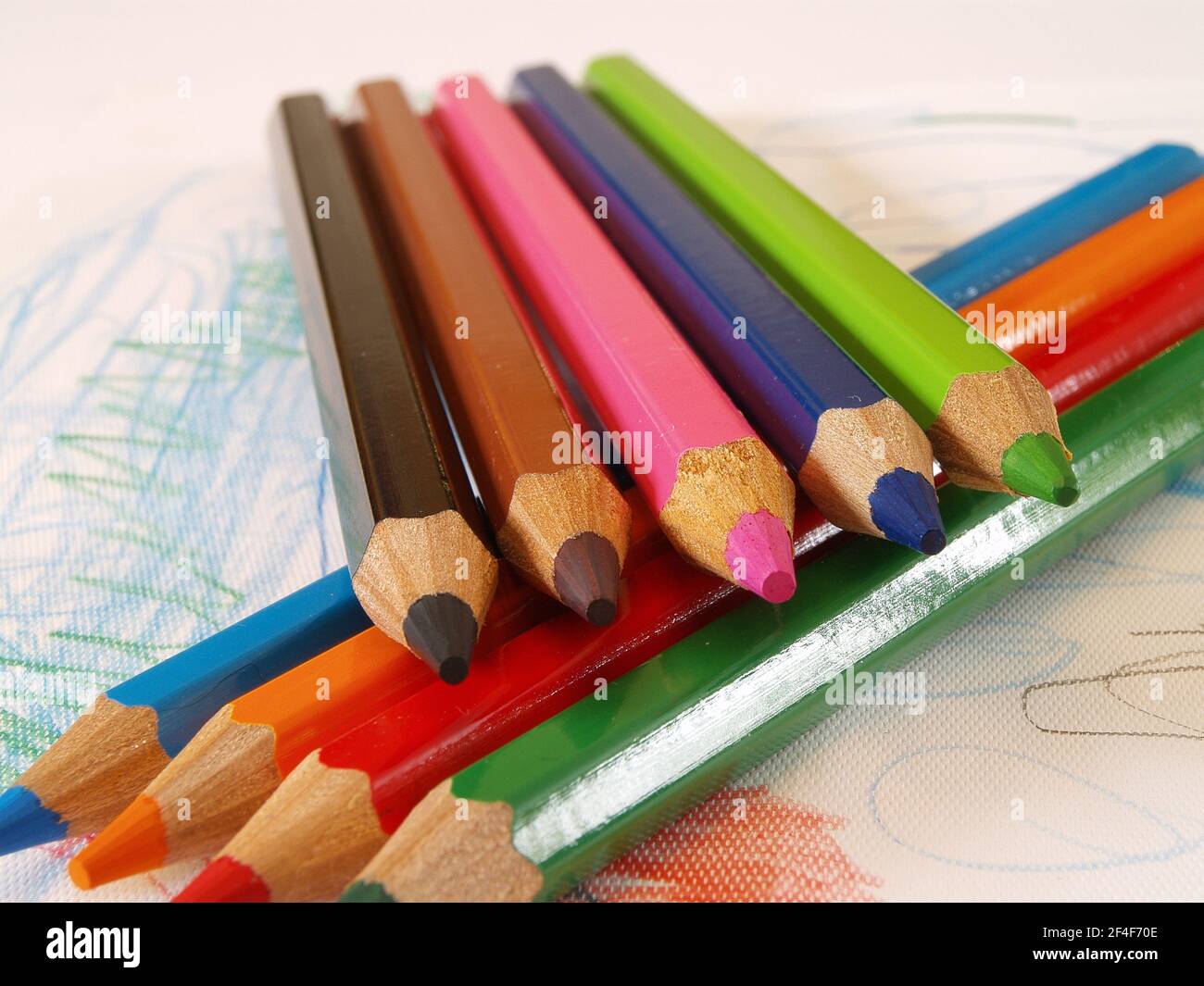 Mal so richtig kreativ sein und mit Buntstiften tolle Bilder malen. - Be really creative and draw great pictures with colored pencils. Stock Photo