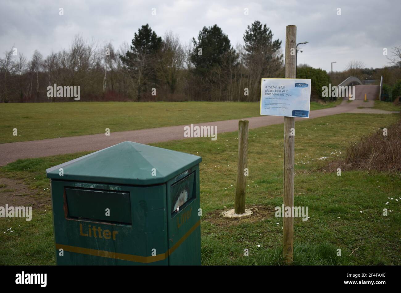 Notice at Furzton Lake, Milton Keynes - don't leave your litter if the bin is full. Stock Photo