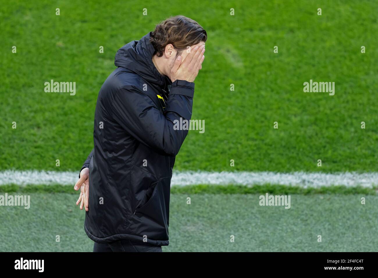 Dortmund, Signal-Iduna-Park, 13.03.21: Trainer Edin Terzic (BVB) enttäuscht vor dem Spiel 1. Bundesliga Borussia Dortmund vs. Hertha BSC Berlin.  Foto Stock Photo