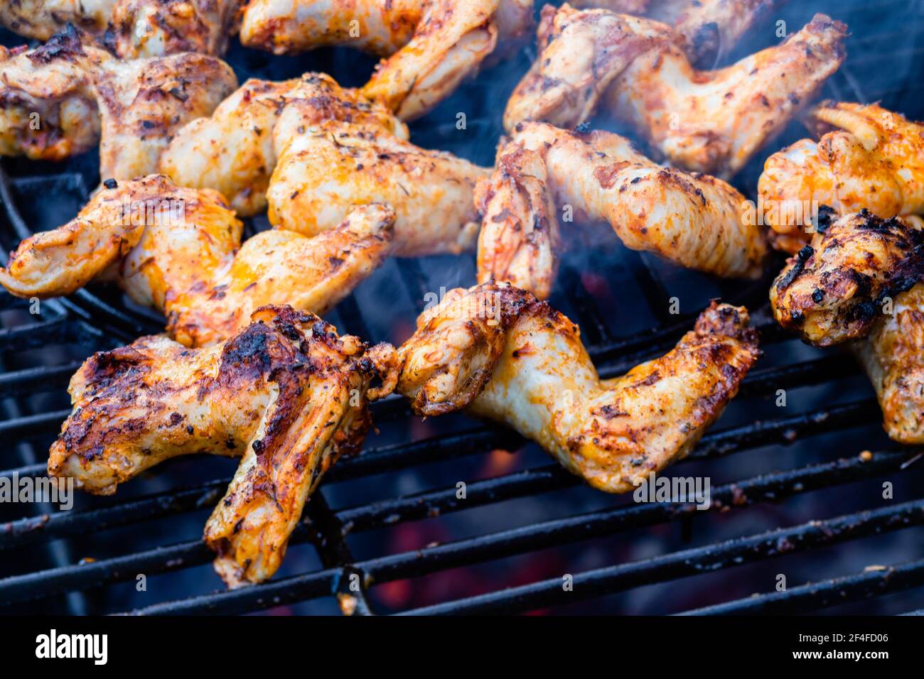 Куриные крылышки на мангале. Крылышки на мангале. Крылья на мангале сколько. Крылья барбекю. Куриные крылышки на решетке на мангале.