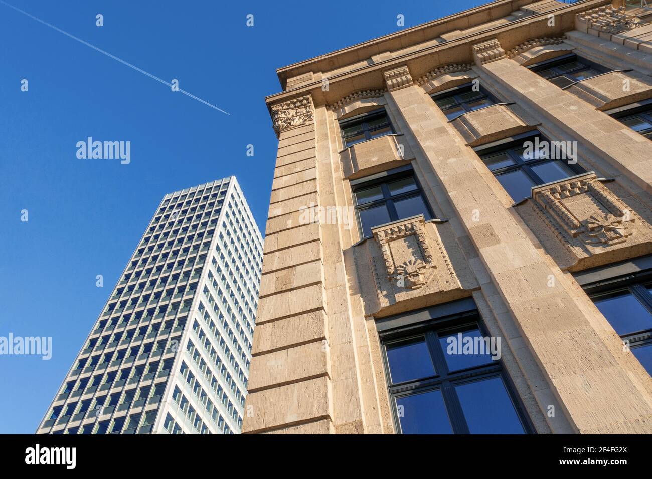 alte und neue Architektur am Rheinufer in Düsseldorf Stock Photo